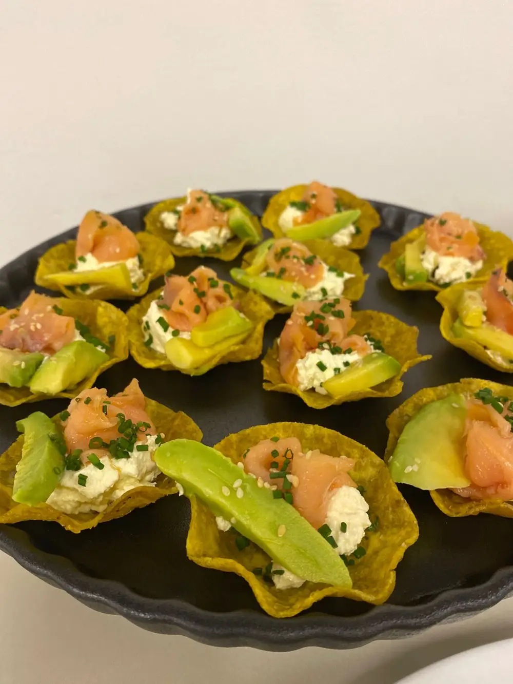 Montaditos de salmón y aguacate