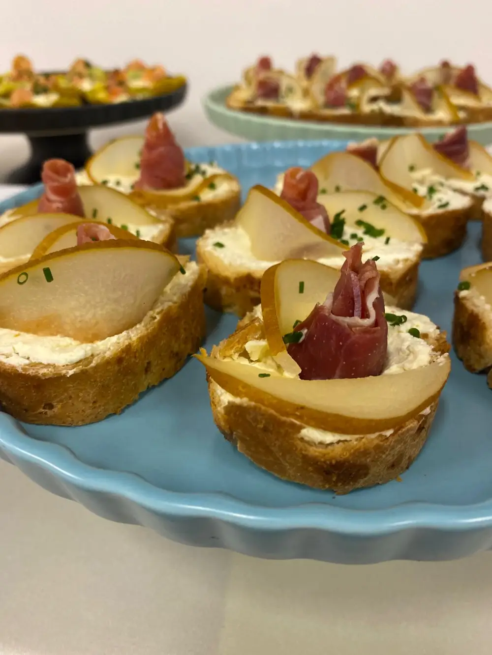 Montaditos de pera y jamón serrano