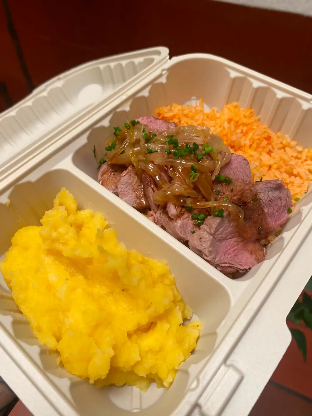 Lomo de cerdo con cebolla caramelizada
